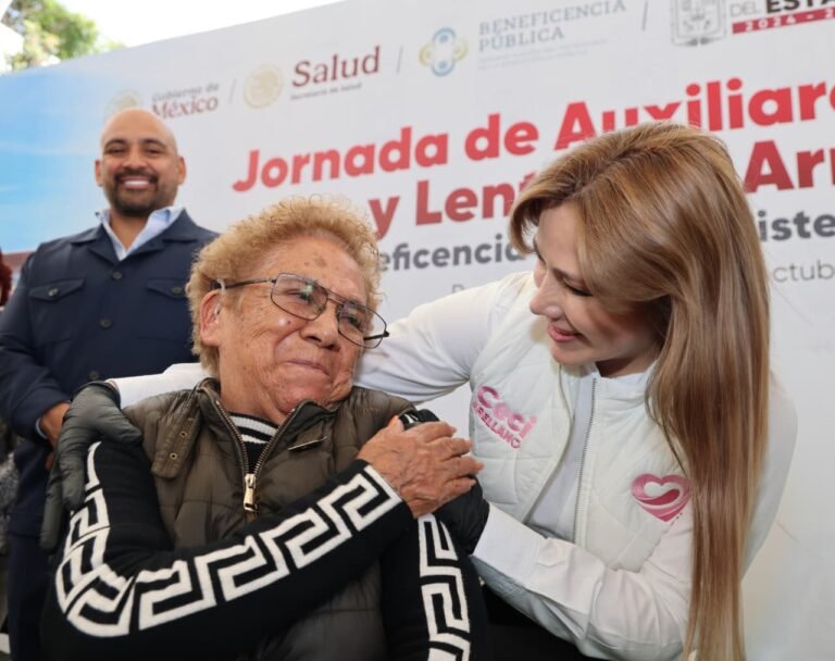 Beneficencia Pública y Ceci Arellano acercan apoyos auditivos y visuales a familias poblanas.