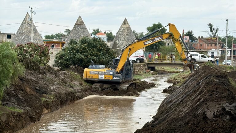 Gobierno estatal despliega maquinaria pesada tras deslaves e inundaciones en Ciudad Serdán