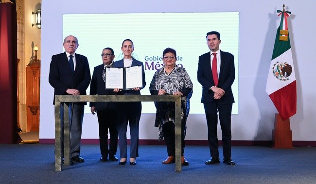 Presidenta Claudia Sheinbaum firma acuerdo que reconoce como crimen de lesa humanidad la matanza estudiantil del 2 de octubre de 1968