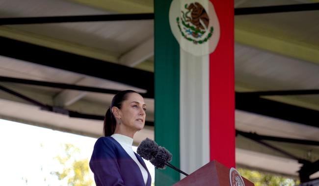 Claudia Sheinbaum Pardo recibe salutación de las Fuerzas Armadas mexicanas como primera presidenta de México y Comandanta Suprema
