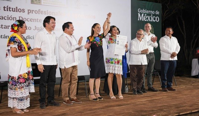 Entrega presidenta Claudia Sheinbaum 117 títulos profesionales a egresados de las Universidades “Benito Juárez” en Yucatán