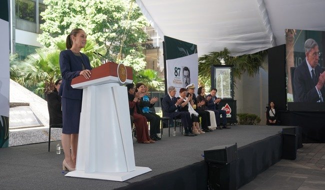 Presidenta firma decreto para expedir leyes secundarias en materia energética que recuperan a Pemex y CFE como empresas públicas del Estado