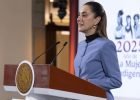 Cuauhtémoc, Ciudad de México. 22 de septiembre 2025. La presidenta constitucional de los Estados Unidos Mexicanos, la Doctora Claudia Sheinbaum Pardo en conferencia de prensa matutina en el salón de la Tesorería de Palacio Nacional. La acompañan: Rosa Icela Rodríguez Velázquez, secretaria de Gobernación; Pablo Gómez comisionado presidente de la Comisión Presidencial para la Reforma Electoral; Iván Escalante, Procurador Federal del Consumidor; Ernestina Godoy Ramos, consejera jurídica del Ejecutivo Federal; Arturo Zaldívar, coordinador de Política y Gobierno; Lázaro Cárdenas Batel, Jefe de la Oficina de la Presidencia; Jesús Ramírez Cuevas, coordinador de asesores de la Presidencia de la República; Diana Aurora Correa, subdirectora de Diseño Digital y Medios Sociales en la Unidad de Memoria Histórica. Foto: Juan Carlos Buenrostro/Presidencia